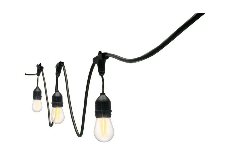 Cadena de luces LED 12 luces E27 2200K 60LM 7.3 metros Volteck, detalle de cable negro con tres bombillas encendidas