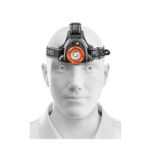 Linterna LED de cabeza recargable 300 lúmenes Truper, colocada sobre la frente de un maniquí blanco vista frontal