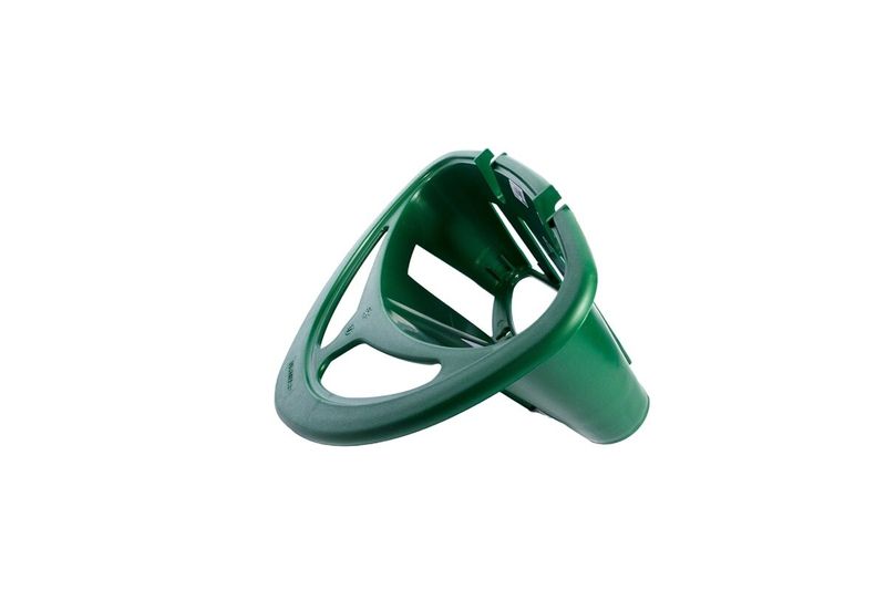 Colgador de manguera verde Truper, vista diagonal del soporte de plástico verde con aberturas laterales