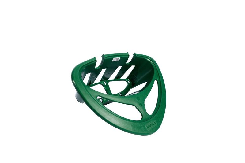 Colgador de manguera verde Truper, vista cenital del soporte plástico con ranuras para fijación
