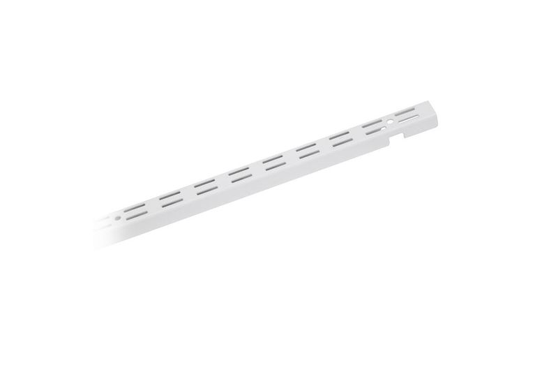 Riel vertical ShelfTrack 122 cm blanco ClosetMaid, vista en perspectiva del perfil con ranuras horizontales