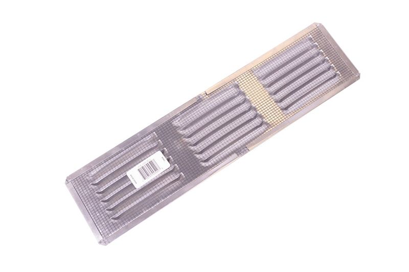 Parrilla de ventilación de aluminio Nimbus 4 x 16 pulgadas, vista diagonal superior con rejilla y etiqueta blanca