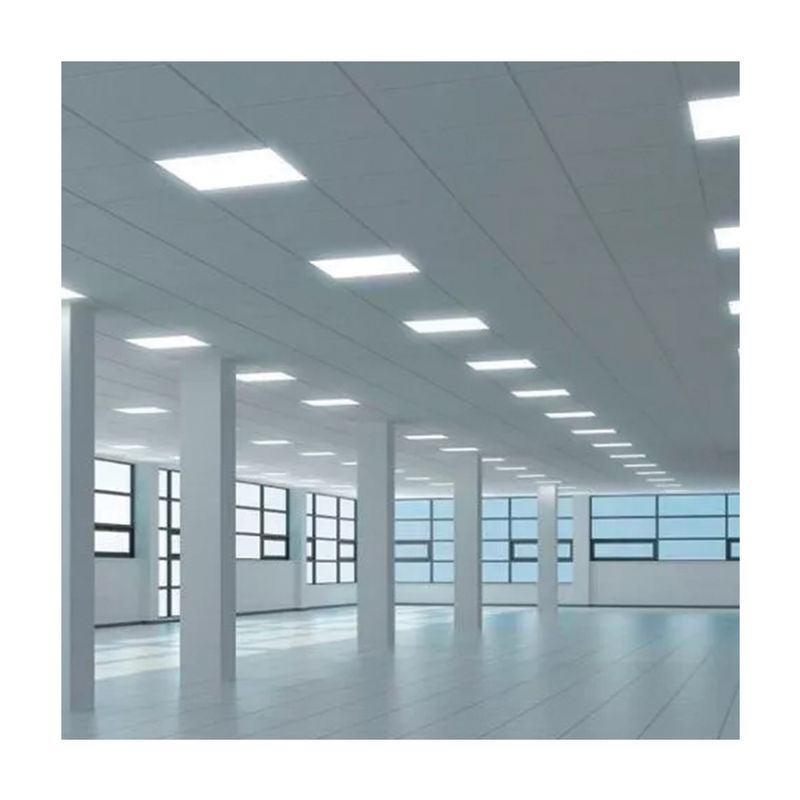 Luminaria panel LED Sylvania de 2x4 pies y 50 W 3CCT, instalada en el cielo raso de una oficina blanca y amplia