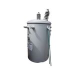 Transformador 50 kVA 7.6/13.2 kV-120/240 V Eaton, cuerpo cilíndrico gris con aisladores superiores y cintas verdes