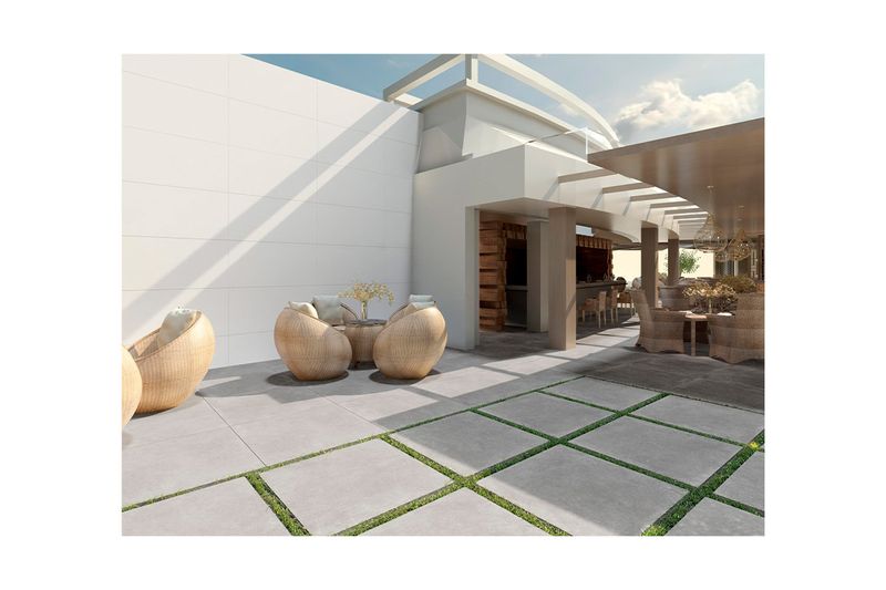 Porcelanato 60x120 Essenza Bianco Rect Mono Semipulido Pamesa, ambiente exterior con piso blanco y muebles de mimbre