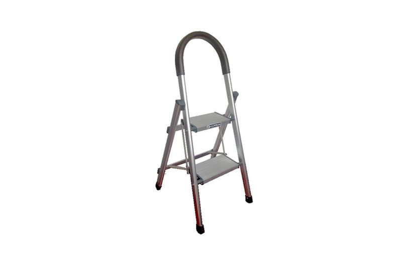 Escalera plegable de acero Cuprum de 2 pies y 120 kg, vista frontal en ángulo con peldaños grises y mango superior