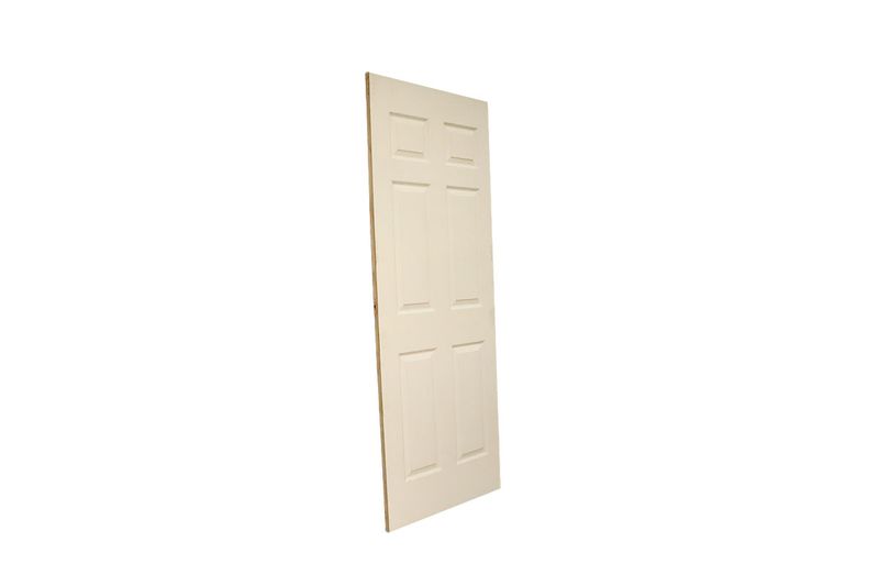 Puerta fibran sin pintar Puertas Globales de 80 cm x 210 cm y 6 tableros interiores, vista lateral en ángulo