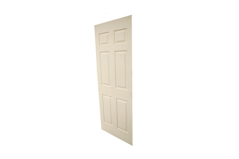 Puerta fibran sin pintar Puertas Globales de 80 cm x 210 cm con 6 tableros interiores, vista lateral en ángulo