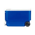 Hielera 38 QT de rueda con agarradera azul y blanco Igloo, vista lateral resaltando la rueda negra y la agarradera blanca
