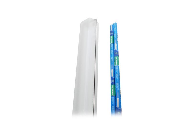 Luminaria LED 705 UL 96 pulgadas 2x36W Sylvania, vista lateral del equipo blanco junto a los dos tubos en su empaque azul