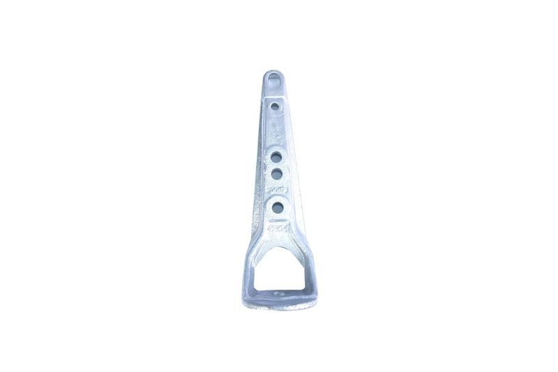 Soporte vertical para aislador tipo poste-GPP Artmark, vista frontal de la pieza metálica galvanizada con orificios