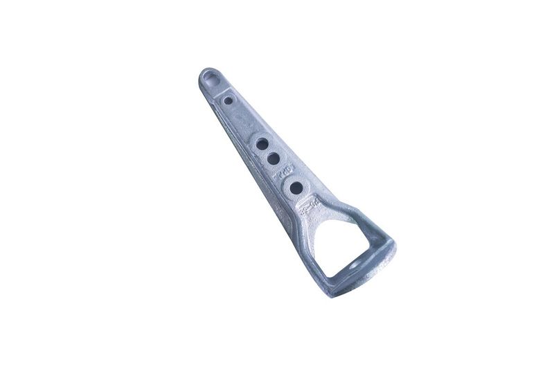 Soporte vertical para aislador tipo poste-GPP Artmark, vista lateral del herraje metálico galvanizado con orificios