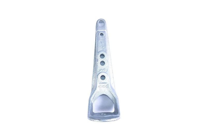 Soporte vertical para aislador tipo poste-GPP Artmark, pieza metálica galvanizada vista de frente con perforaciones