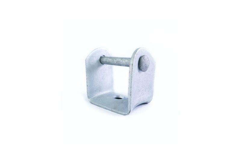 Soporte para aislador de carrete base ancha PLH, vista frontal en ángulo que muestra el perno y el orificio de la base