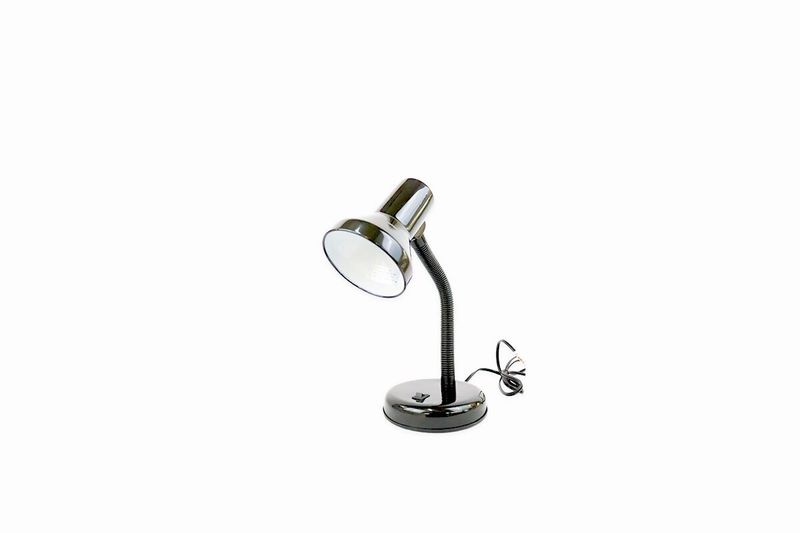Luminaria de escritorio flexible Ikelite negro E27 1 luz 60W, vista lateral completa con cable de alimentación