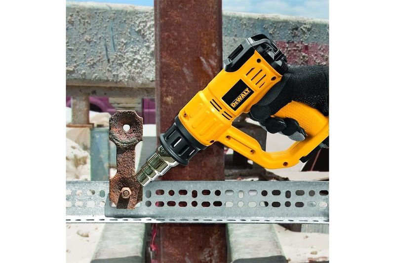 Pistola de calor DeWALT de 1550 watts y 110V, siendo utilizada con una mano enguantada sobre una pieza metálica