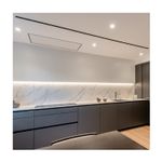 Cinta LED exterior 120V Sylvania 3000K 25W 5 mts, instalada bajo gabinetes de cocina iluminando el salpicadero