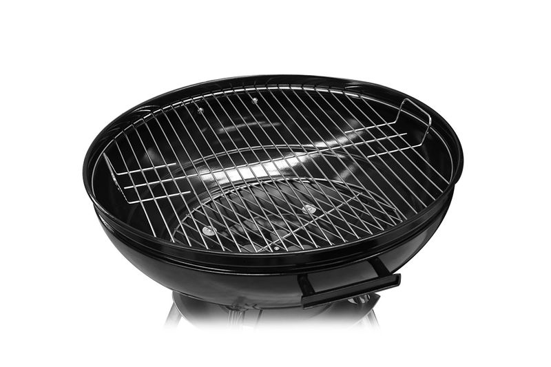 Barbacoa de carbón kettle 22" Grill Mark, vista superior del interior negro con la rejilla de cocción metálica