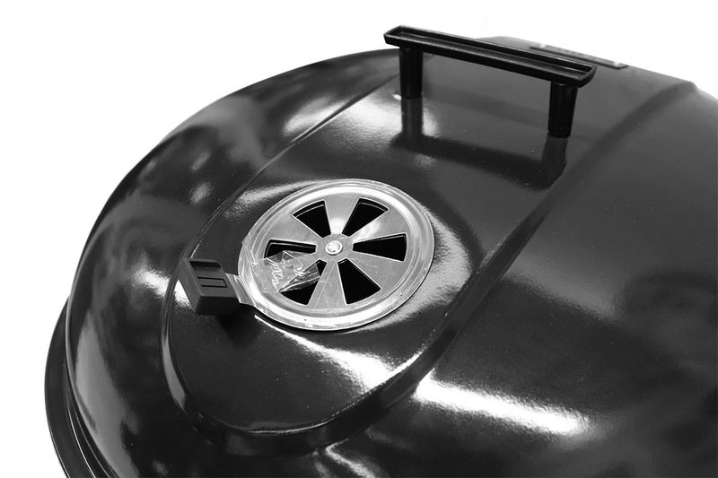 Barbacoa de carbón Kettle 22 pulgadas Grill Mark, primer plano de la tapa negra con ventilador y asa superior