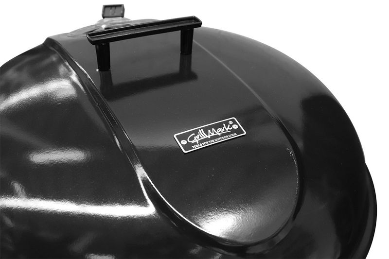Barbacoa de carbón Kettle Grill Mark de 22 pulgadas, primer plano de la tapa negra con el logo de la marca y la asa