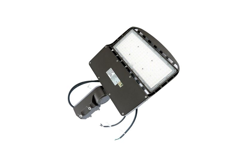 Luminaria LED Cobra Streetlight 100 W 5000 K 100-277 V IP65 UL Ilukon, vista lateral del brazo y cables de conexión