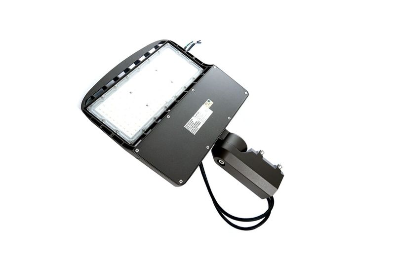 Luminaria LED Cobra Streetlight 100 W 5000 K 100-277 V IP65 UL Ilukon, vista posterior con soporte y cableado negro