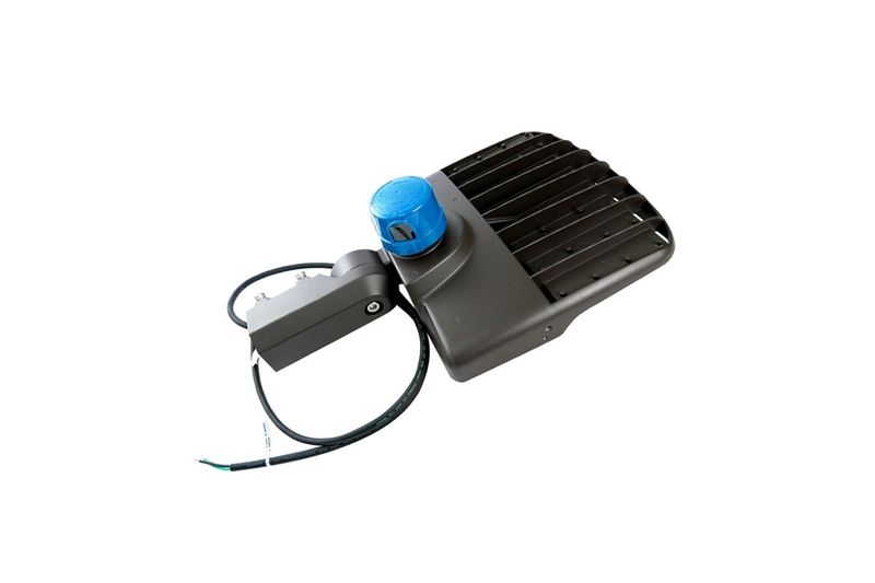 Luminaria LED Cobra Streetlight 100 W 5000 K 100-277 V IP65 UL Ilukon, vista lateral con cuerpo gris y tope azul