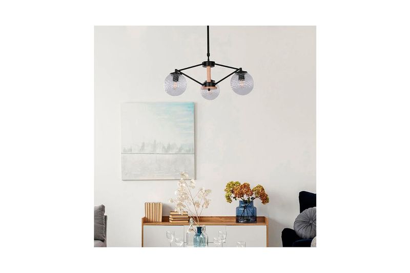 Lámpara colgante Udine II negro 3 luces E27 40 W SINSA, instalada en el techo de una sala sobre un mueble decorado