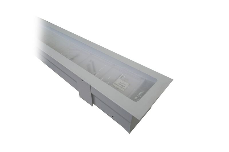 Luminaria LED UL517 2x 48 3400 lm 4000K con difusor Sylvania, vista lateral en ángulo mostrando el cuerpo blanco y el difusor