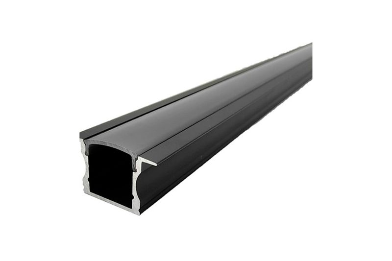 Perfil aluminio striplights sobreponer muro/plafón 3 mts negro Construlita, vista en perspectiva del perfil cortado