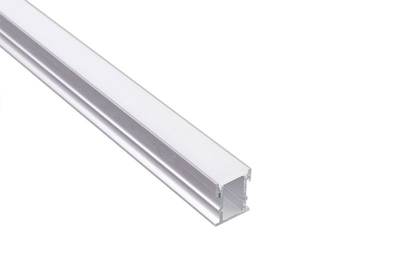 Perfil aluminio Striplines empotrable piso 3 mts IP65 plateado Construlita, vista en perspectiva del extremo del riel
