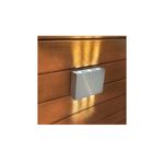 Luminaria de sobreponer al exterior LED Colina I 6 W 3000 K IP44 plateada Tecnolite, instalada en pared de madera encendida