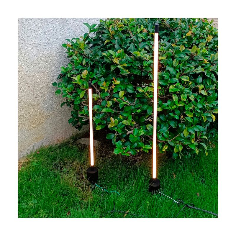 Luminaria de estaca exterior Gras II 7 W 3000 K 580 L IP65 IK05 negro Tecnolite, dos unidades encendidas en un jardín