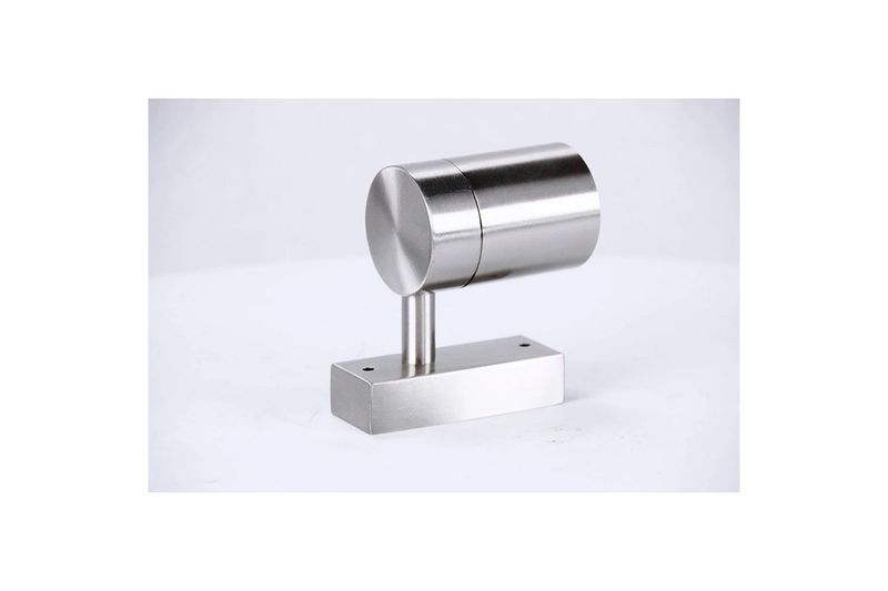 Lámpara de pared exterior plateado 3L GU10 35W SINSA, vista lateral del foco cilíndrico sobre base cuadrada