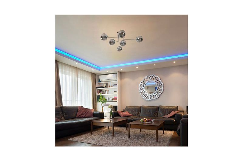 Luminaria colgante Átomo cromo 6 luces E27 40 W SINSA, instalada en el techo de una sala con muebles y luz ambiental azul