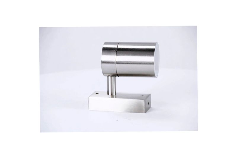 Lámpara de pared exterior plateado 3L GU10 35W IN&OUT Sinsa, vista lateral del soporte y el foco cilíndrico