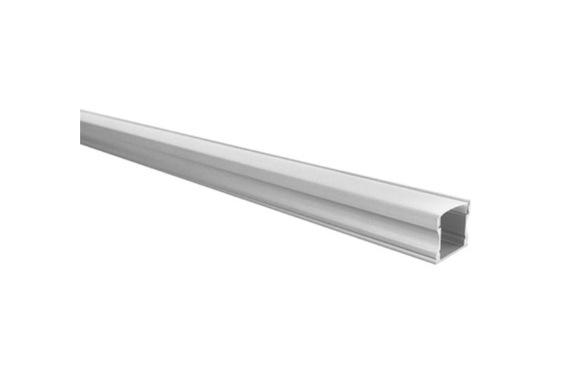 Perfil aluminio striplights sobreponer muro/techo 3 mts plateado Construlita, vista diagonal del riel extruido