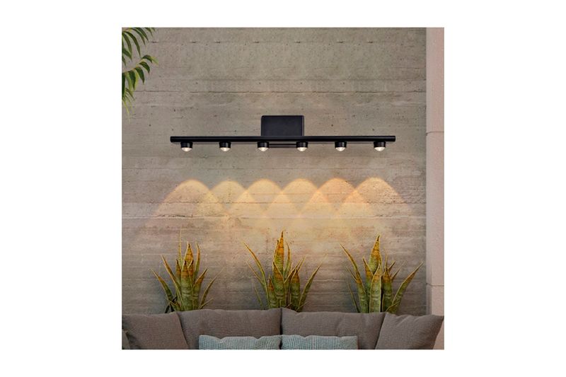 Luminaria de pared al exterior LED Crucis 6 W 3000 K IP54 IK06 negro Tecnolite, instalada en pared gris con luz encendida