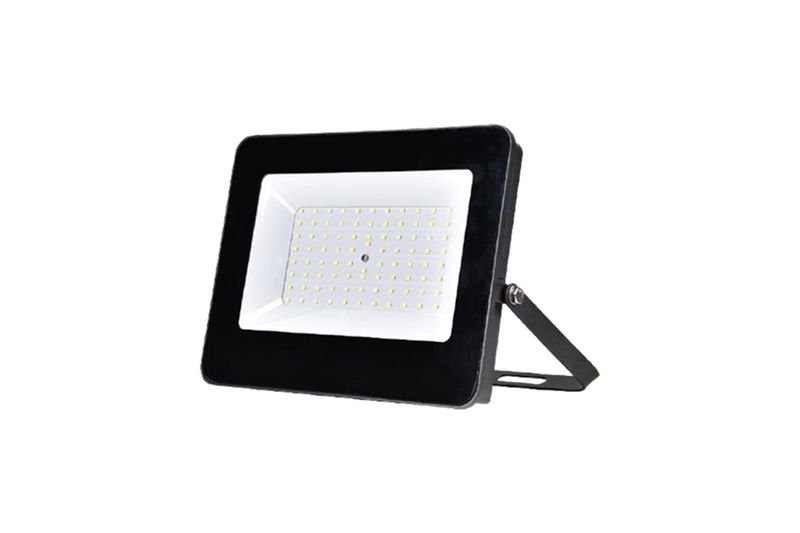 Reflector LED flood light slim 100 W 8000 lm 6500 K negro Ilukon, vista frontal inclinada con soporte ajustable