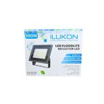 Reflector LED flood light slim 100 W 8000 lm 6500 K negro Ilukon, en su empaque blanco con ilustración del equipo