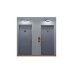 Arbotante solar de pared exterior con sensor LED 6500K 120-220V IP45 negro Volteck, instalado sobre dos puertas grises