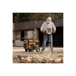 Rompepavimento hexagonal DeWALT de 1-1/8 pulgadas y 30 kg, en uso rompiendo concreto conectado a un compresor amarillo
