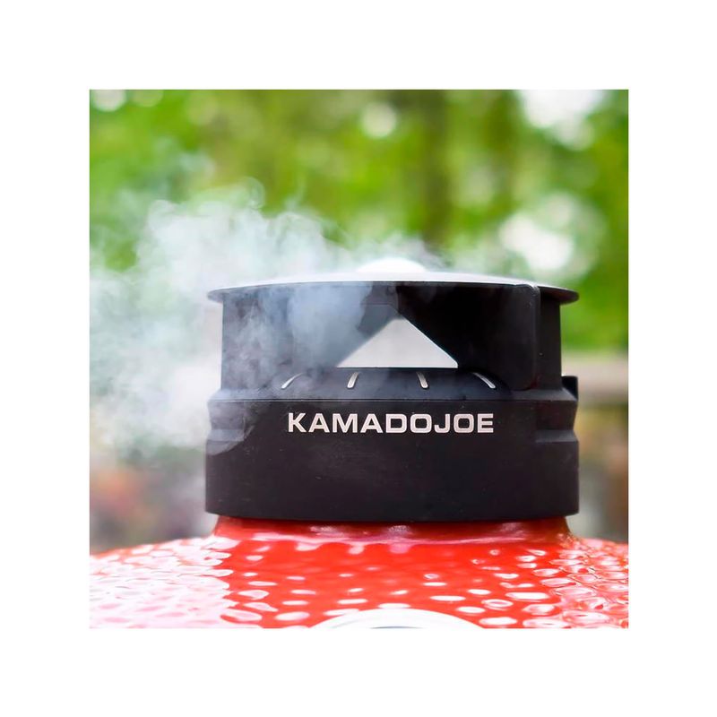 Barbacoa de carbón / ahumador Kamado Joe Classic de 18 pulgadas, detalle cercano de la chimenea negra con humo saliendo